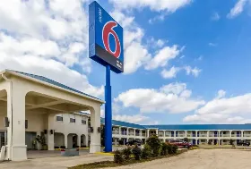Photograph of Motel 6, Seguin