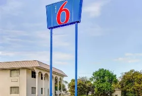 Photograph of Motel 6, Waco