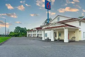 Photograph of Motel 6, Livingston