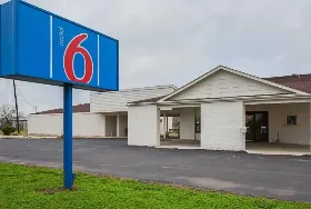 Photograph of Motel 6, Madisonville