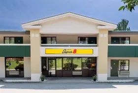 Photograph of Super 8, White River Junction