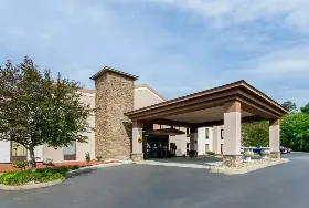 Photograph of Quality Suites Altavista - Lynchburg South, Altavista