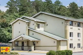 Photograph of Super 8, Salem