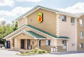 Photograph of Super 8, Harrisonburg