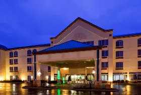 Photograph of Holiday Inn & Suites, Rothschild