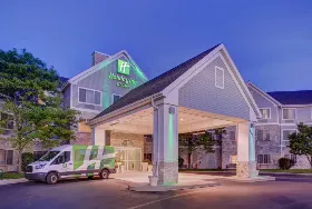 Photograph of Holiday Inn & Suites Milwaukee Airport, Milwaukee